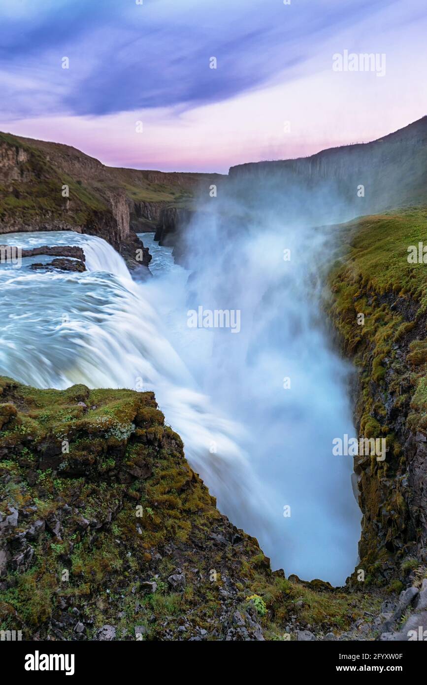 Una de las cascadas más icónicas de Islandia: Gullfoss Foto de stock