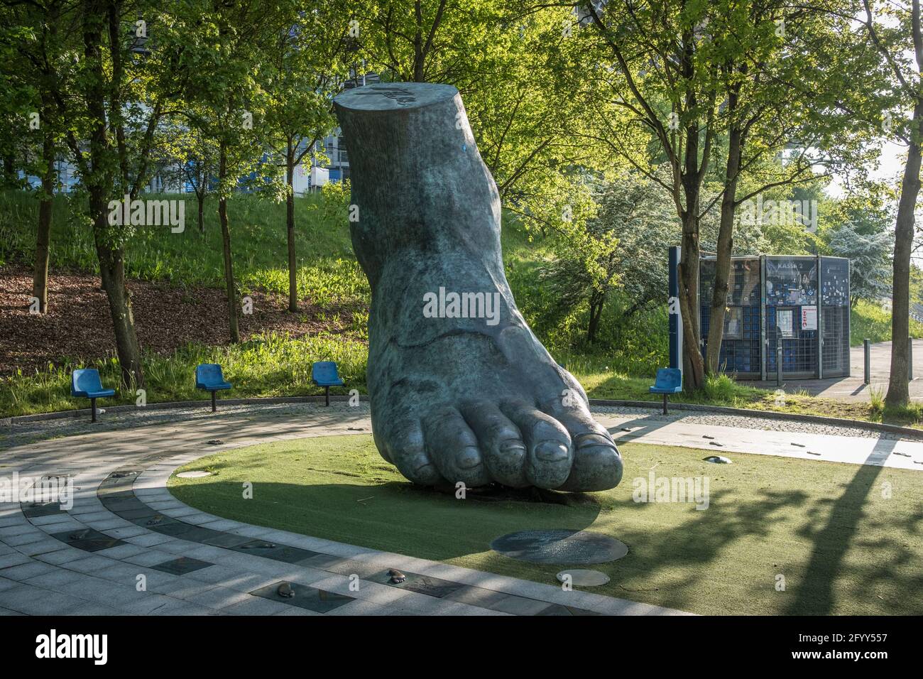 Uwe Seeler, HSV- Fußball-Legende, hat ein Denkmal bekommen: Sein Fuß als übergroßes Denkmal, Am HSV-Stadion en Hamburgo. Foto de stock