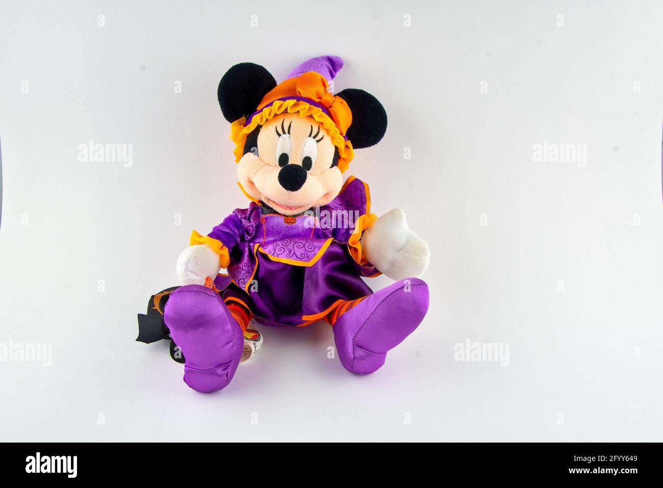 CHESTER, REINO UNIDO - MAYO 8th 2021: Minnie ratón peluche juguete en un  traje de Halloween Fotografía de stock - Alamy
