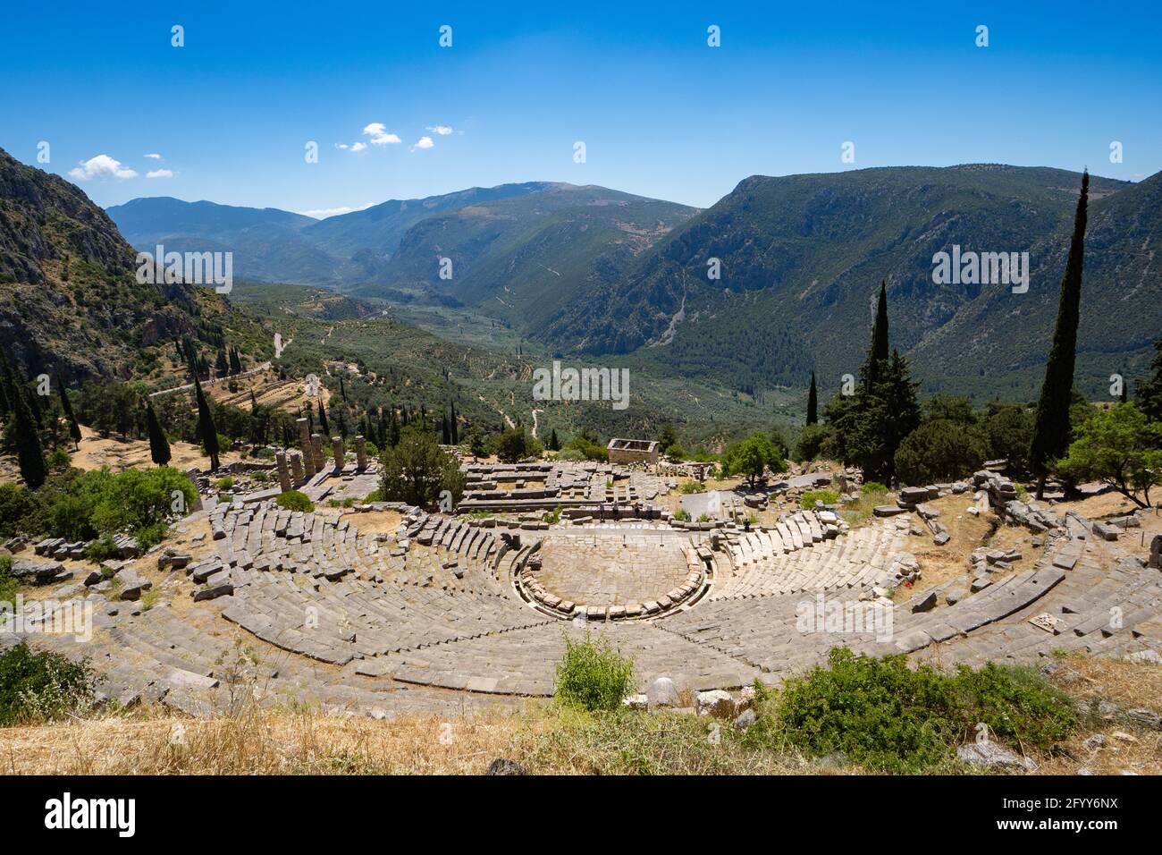 El antiguo teatro griego de Delfos y el templo Apolo en el sitio arqueológico de Delfos, Fokida, Grecia Foto de stock