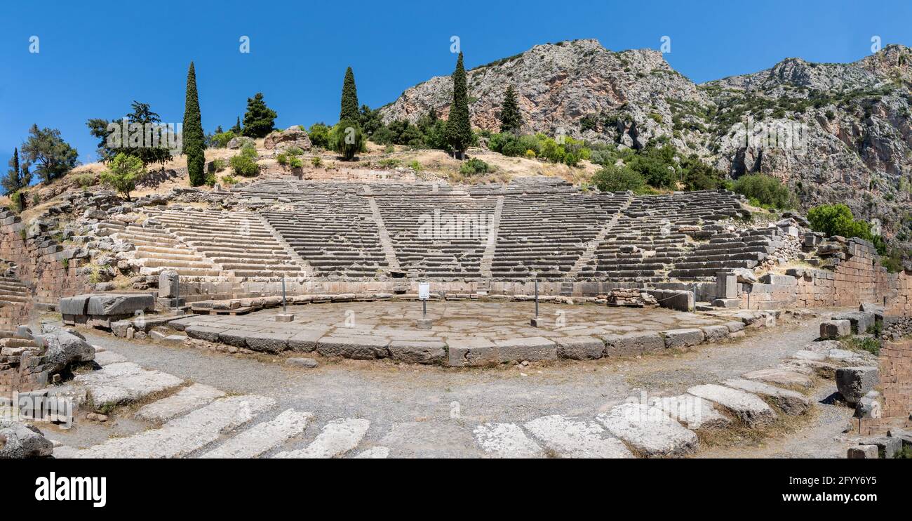 El antiguo teatro griego de Delfos en el sitio arqueológico de Delfos, Fokida, Grecia Foto de stock
