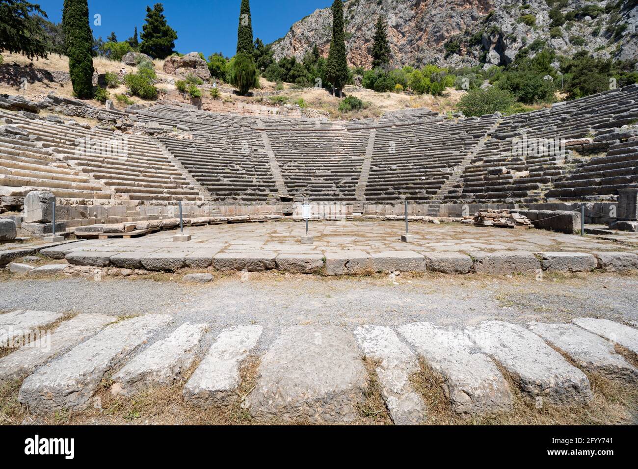 El antiguo teatro griego de Delfos en el sitio arqueológico de Delfos, Fokida, Grecia Foto de stock