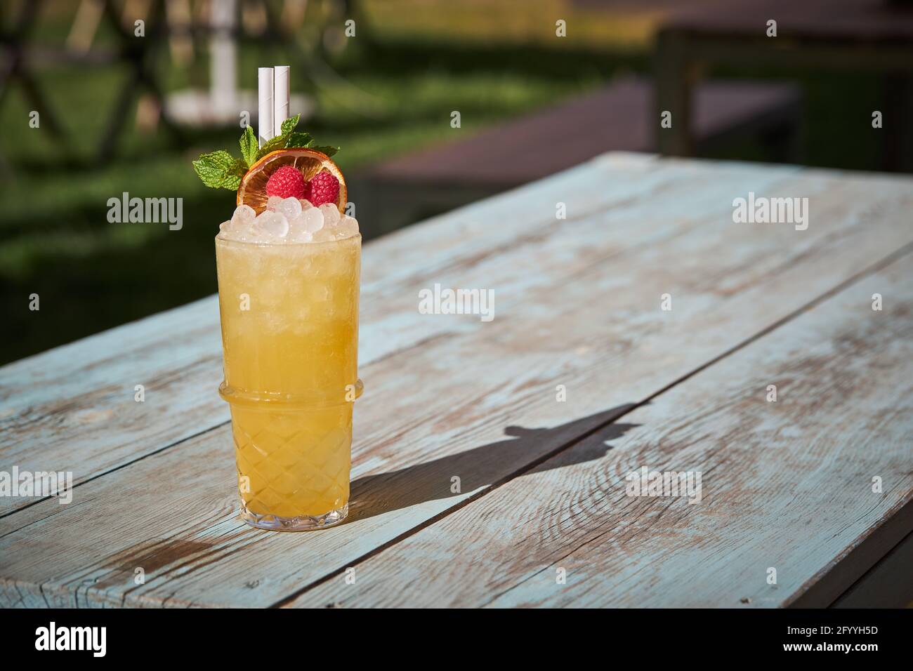 Copa de ron frío y cóctel de zumo de naranja decorado con cítricos secos en  la mesa el día de verano Fotografía de stock - Alamy