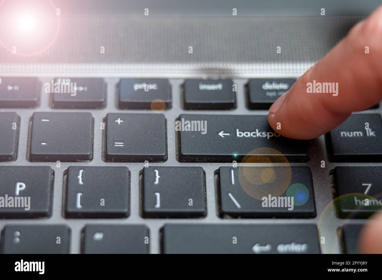 El teclado del portátil se cierra, el botón de retroceso se presiona muchas  veces en el teclado Fotografía de stock - Alamy