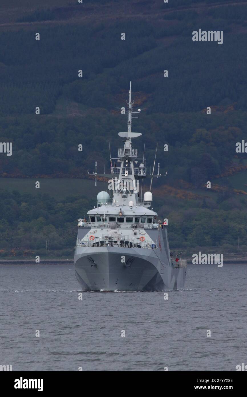 HMS Tamar (P233), un buque patrullero de la clase Batch 2, operado por la Royal Navy, en su esquema de camuflaje deslumbrante recientemente aplicado, frente a Greenock en el Firth of Clyde. Foto de stock