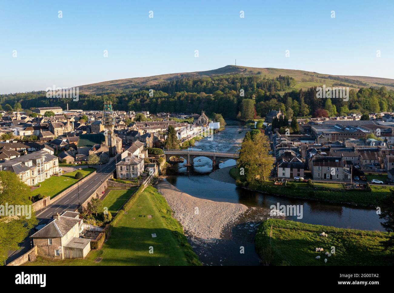 Vista aérea del centro de la ciudad de Langholm situado en el cruce del río Esk y el río EWS, Dumfries & Galloway, Scottish Borders, Escocia, Reino Unido. Foto de stock