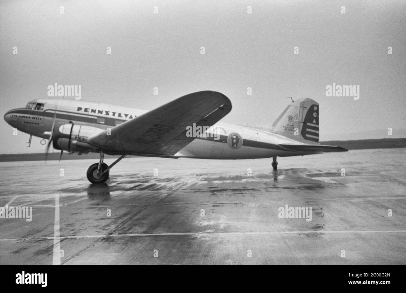 Un avión que va a la pista principal en el aeropuerto municipal, en Washington, DC, julio de 1941 Foto de stock