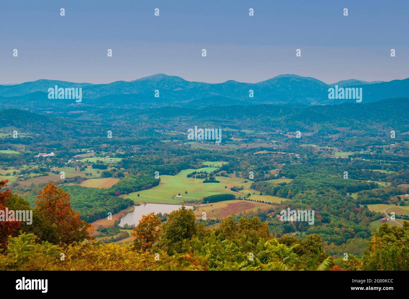 Vista de Afton en las montañas Blue Ridge, o Blue Ridge Parkway, parte de la cadena de montañas Appalachian cerca de Afton Virginia, Estados Unidos. Foto de stock