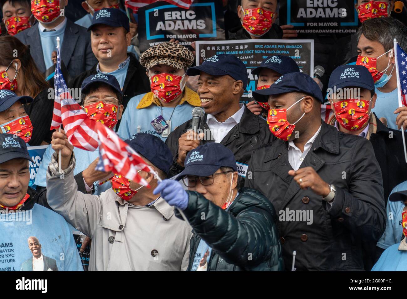 NUEVA YORK, NY – 30 DE MAYO: El candidato del alcalde de la ciudad de Nueva York, Eric Adams, habla en un mitin celebrado en Flushing, Queens por Amigo de los Chinos Americanos el 30 de mayo de 2021 en la ciudad de Nueva York. El candidato a la alcaldía de la ciudad de Nueva York y el presidente del distrito de Brooklyn, Eric Adams, hablando con neoyorquinos asiáticos-americanos, declararon sus profundos vínculos con la comunidad y se comprometieron a detener la violencia antiasiática si se elige para dirigir el ayuntamiento. Crédito: Ron Adar/Alamy Live News Foto de stock