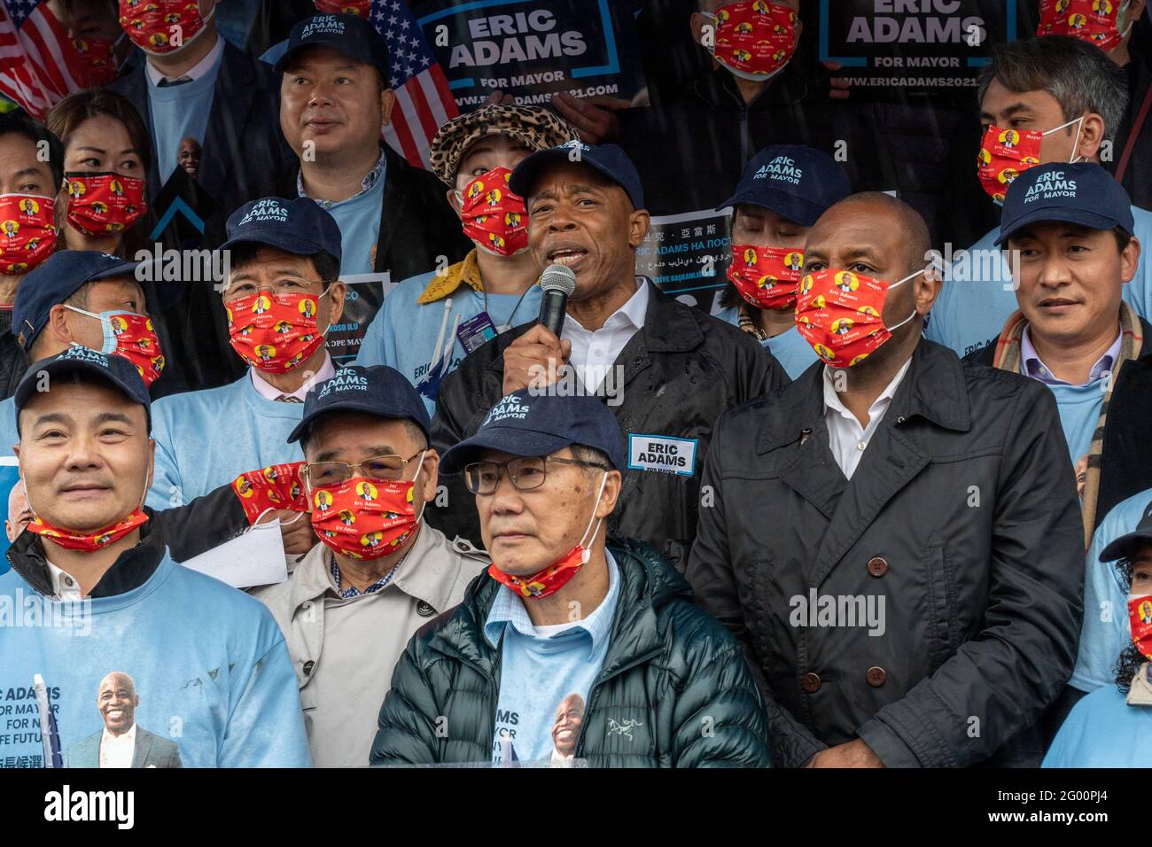 NUEVA YORK, NY – 30 DE MAYO: El candidato del alcalde de la ciudad de Nueva York, Eric Adams, habla en un mitin celebrado en Flushing, Queens por Amigo de los Chinos Americanos el 30 de mayo de 2021 en la ciudad de Nueva York. El candidato a la alcaldía de la ciudad de Nueva York y el presidente del distrito de Brooklyn, Eric Adams, hablando con neoyorquinos asiáticos-americanos, declararon sus profundos vínculos con la comunidad y se comprometieron a detener la violencia antiasiática si se elige para dirigir el ayuntamiento. Crédito: Ron Adar/Alamy Live News Foto de stock