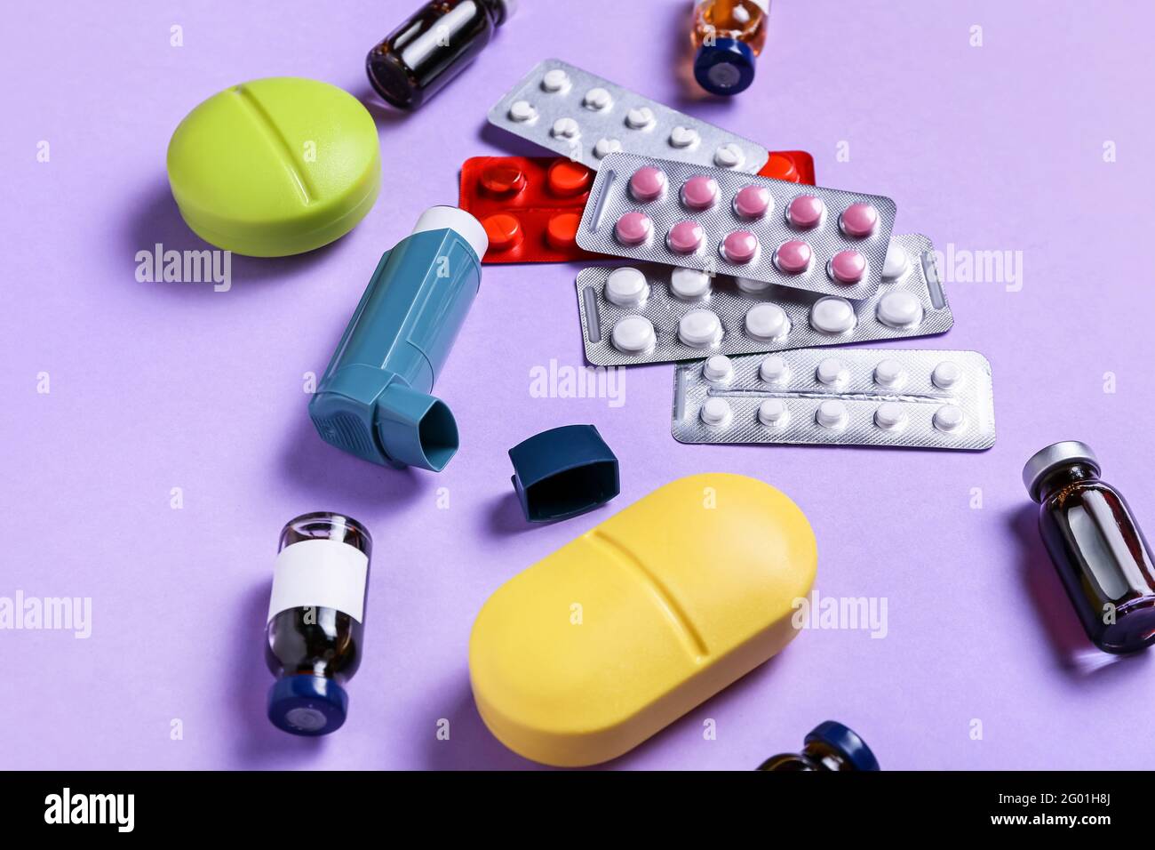 Inhalador con medicamentos sobre fondo de color Foto de stock