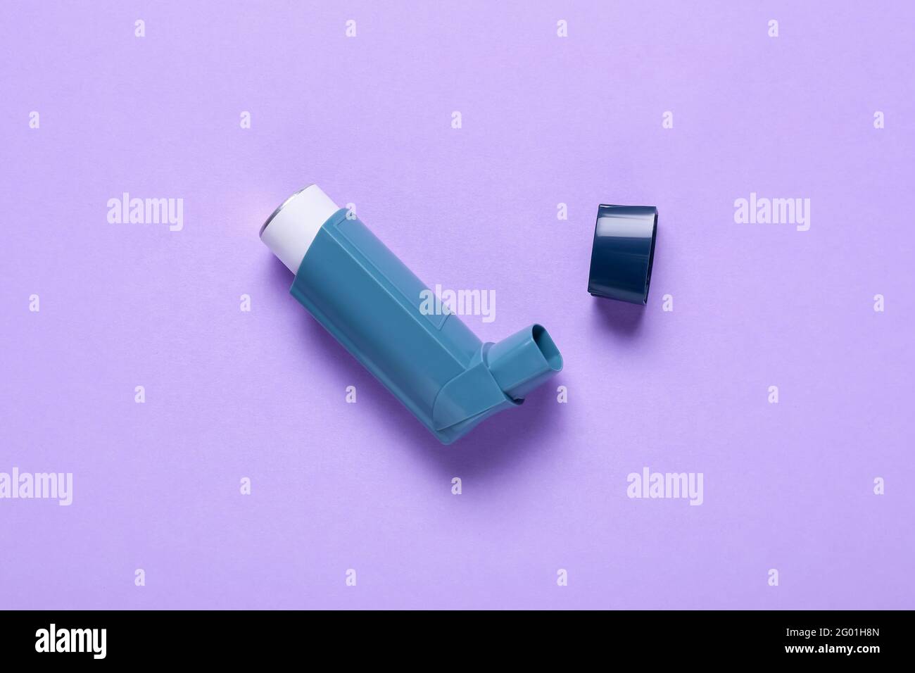 Moderno inhalador sobre fondo de color Foto de stock