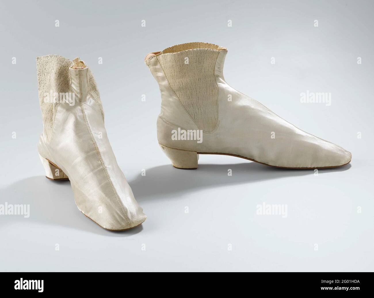 Botines o botas por el tobillo. Botines de satén blanco con inserción  elástica a ambos lados, puntera redonda y talón plano Fotografía de stock -  Alamy