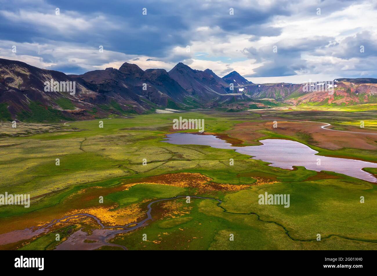 Vista aérea de lagos y montañas en el Parque Nacional de Thingvellir, Islandia Foto de stock