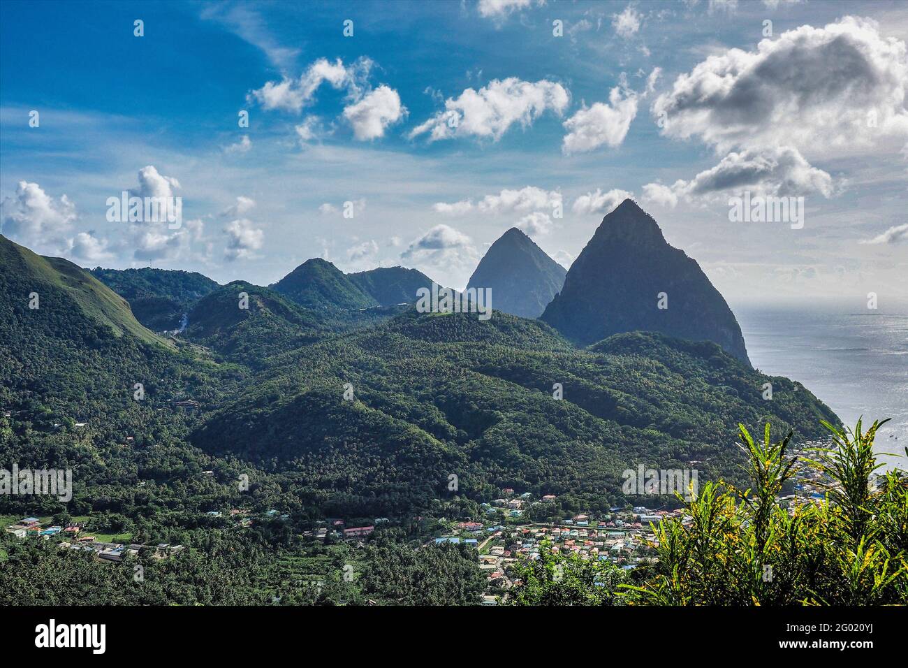 Vista de los Pitons en el Mar Caribe en Soufriere, Santa Lucía. Los