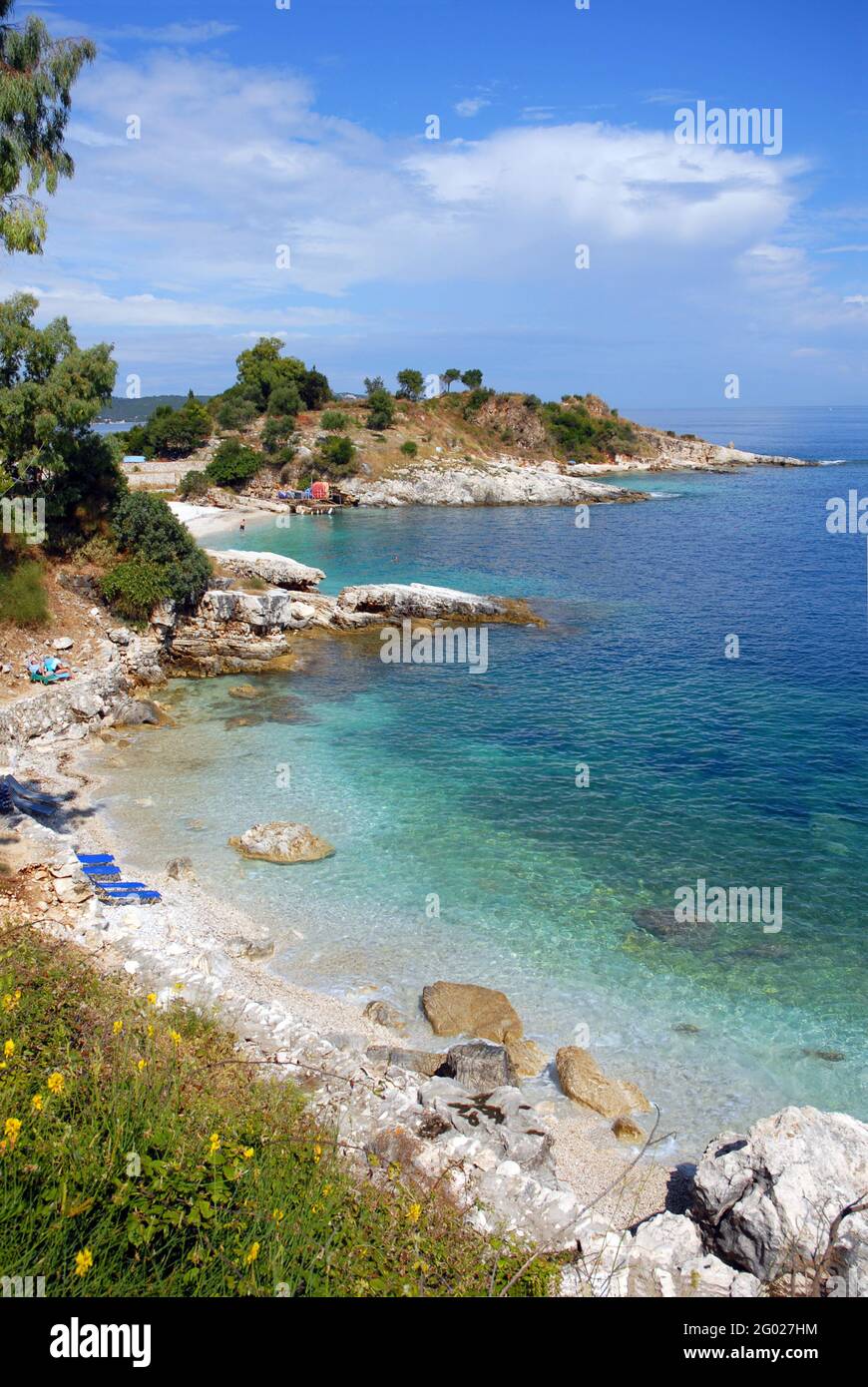 Dos pequeñas y remotas bahías cerca de Kassiopi, Corfú, Grecia, con la gente disfrutando del cálido sol Foto de stock