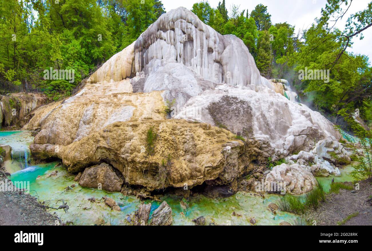Bagni San Filippo (Italia) - En la región de Toscana en Monte Amiata, es  una pequeña cascada caliente pública y salvaje con depósito de piedra  blanca llamado Balena Bianca Fotografía de stock -