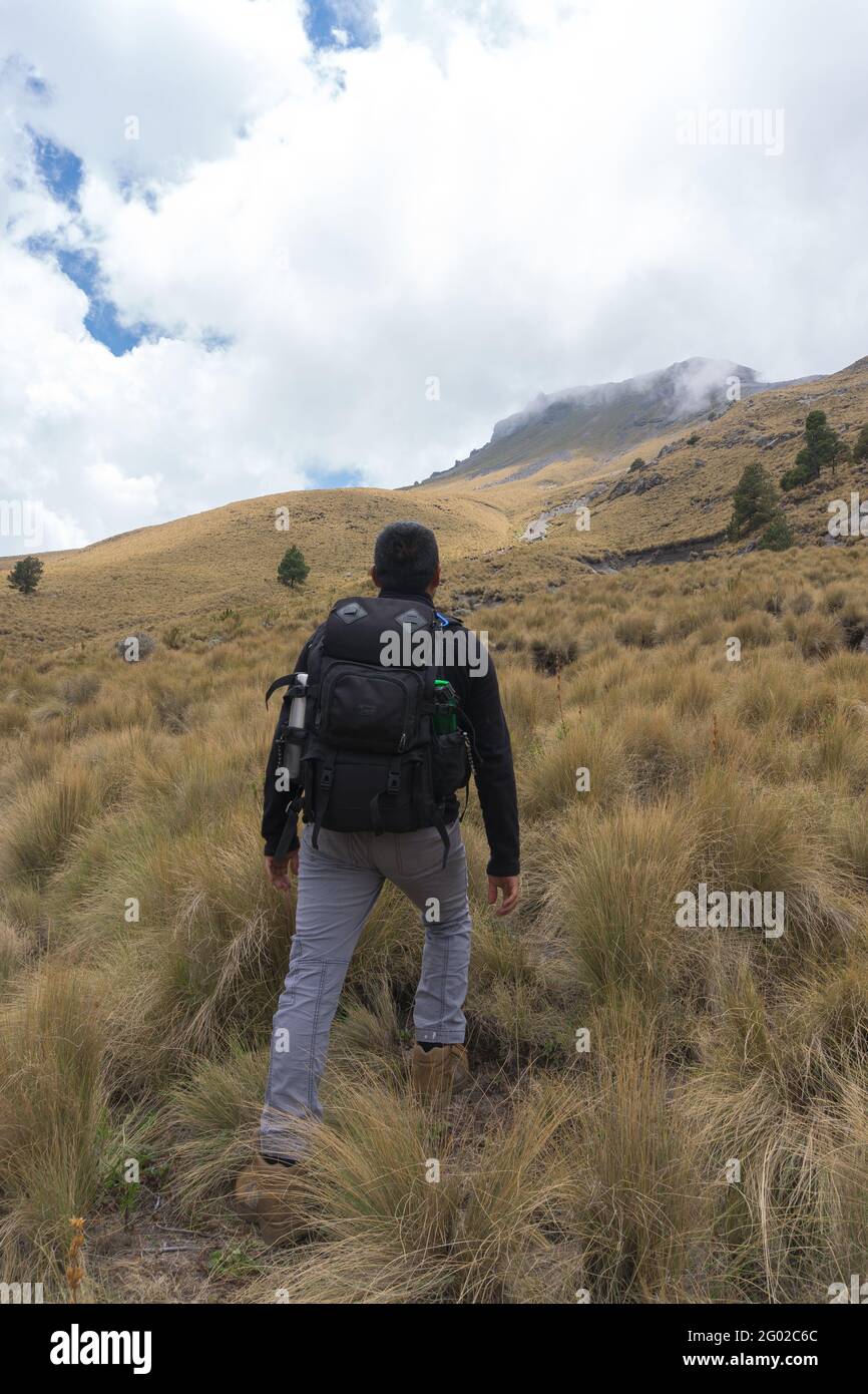 Hombre con una mochila de senderismo y escalada hasta la cima de la montaña  volcánica de Iztaccihuatl en México Fotografía de stock - Alamy