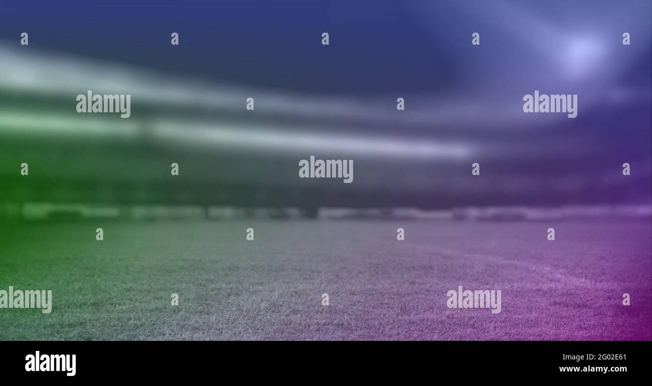Composición del campo de fútbol con tinte púrpura a verde Foto de stock