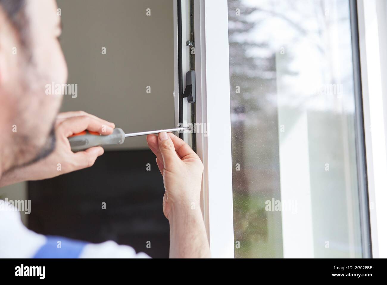 Artesanos de compañías especializadas instalan y ajustan ventanas en un apartamento Foto de stock