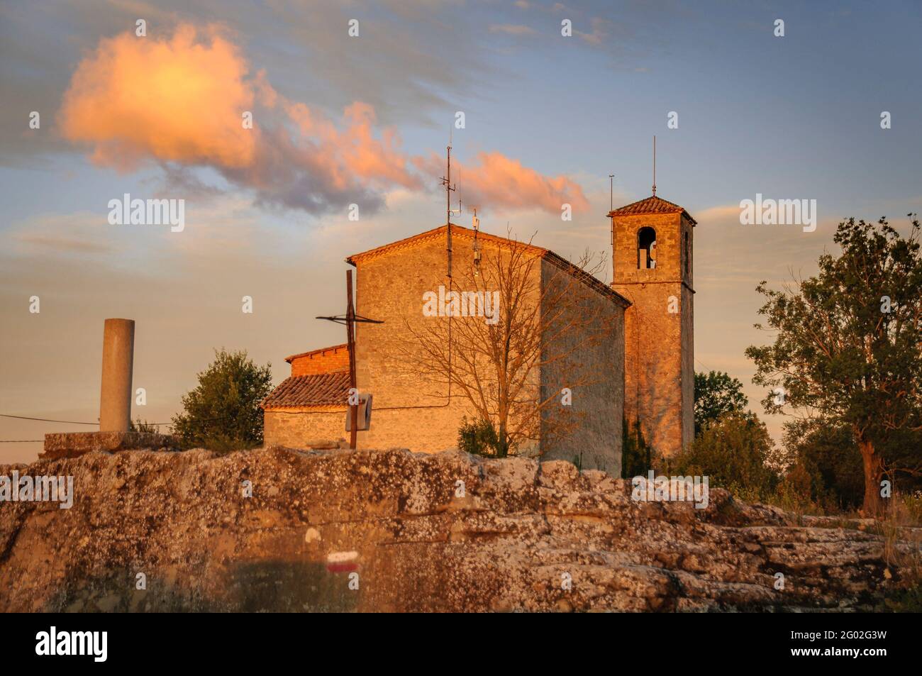 Amanecer otoñal visto desde el mirador de Santuari dels Munts en Lluçanès (Osona, Barcelona, Cataluña, España) Foto de stock