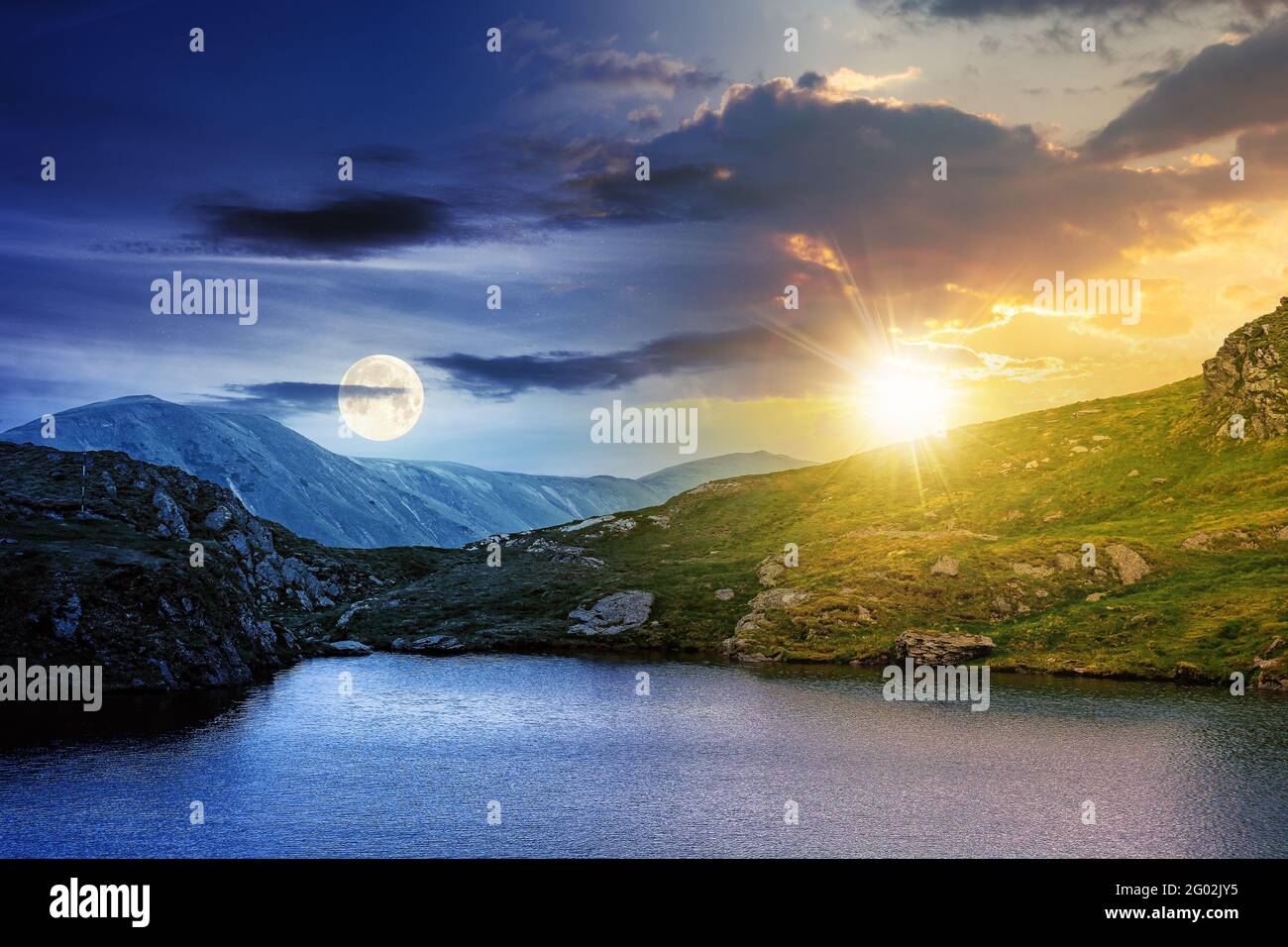 la hora del día y la noche cambian de concepto sobre el paisaje del verano con el lago en la altitud alta. hermoso paisaje de la cresta de la montaña de fagaras. vista abierta adentro al Foto de stock