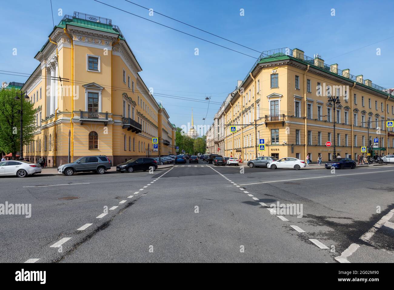 Vista del edificio del Almirantazgo desde la Plaza de San Isaac en San Petersburgo, Rusia. Foto de stock