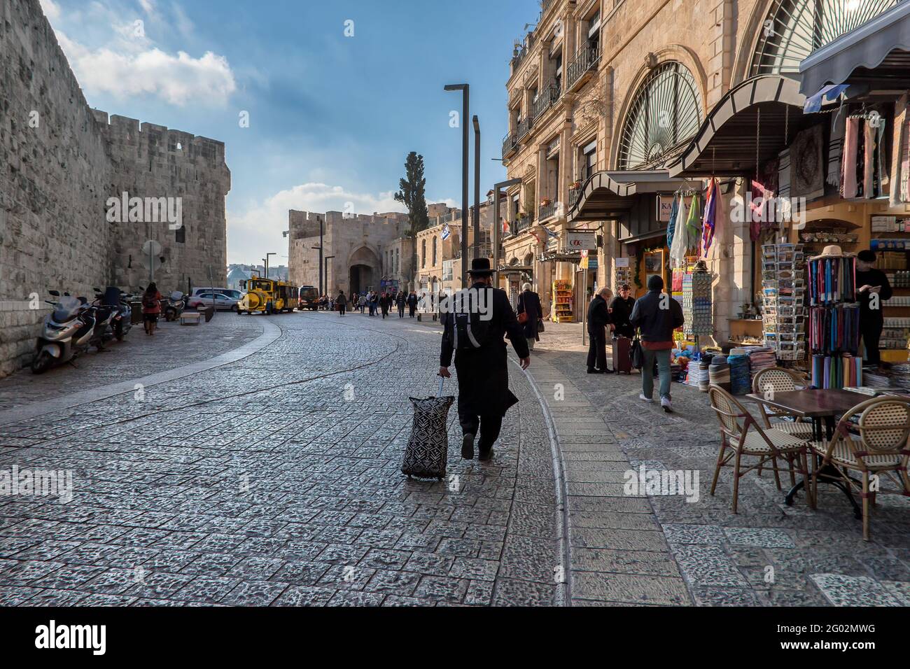 Tradicional calle adoquinada de la Ciudad Vieja de Jerusalén, Israel Foto de stock