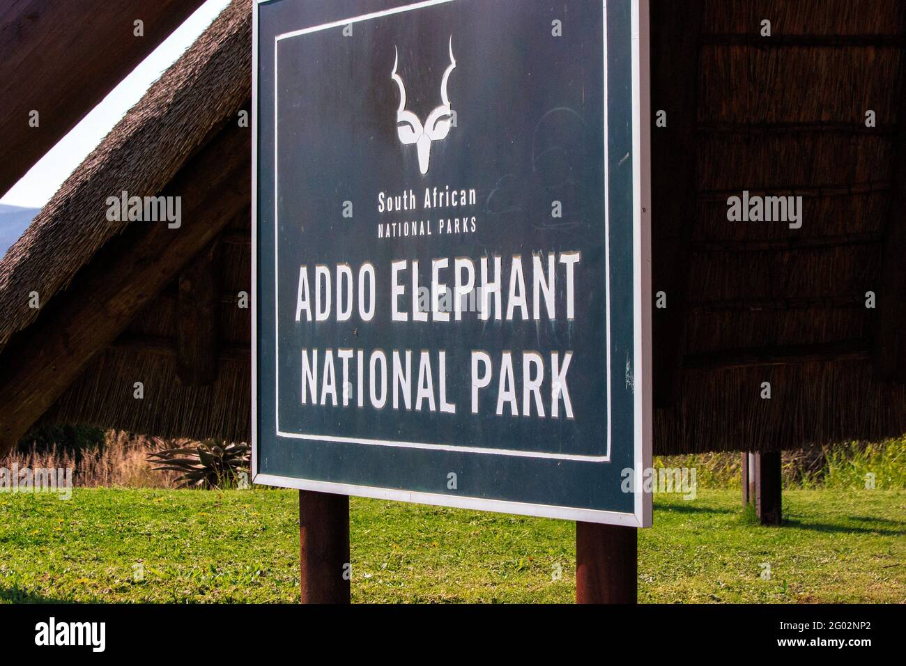 El letrero en la puerta del Parque Nacional de Elefantes Addo, cerca de Port Elizabeth, Sudáfrica Foto de stock