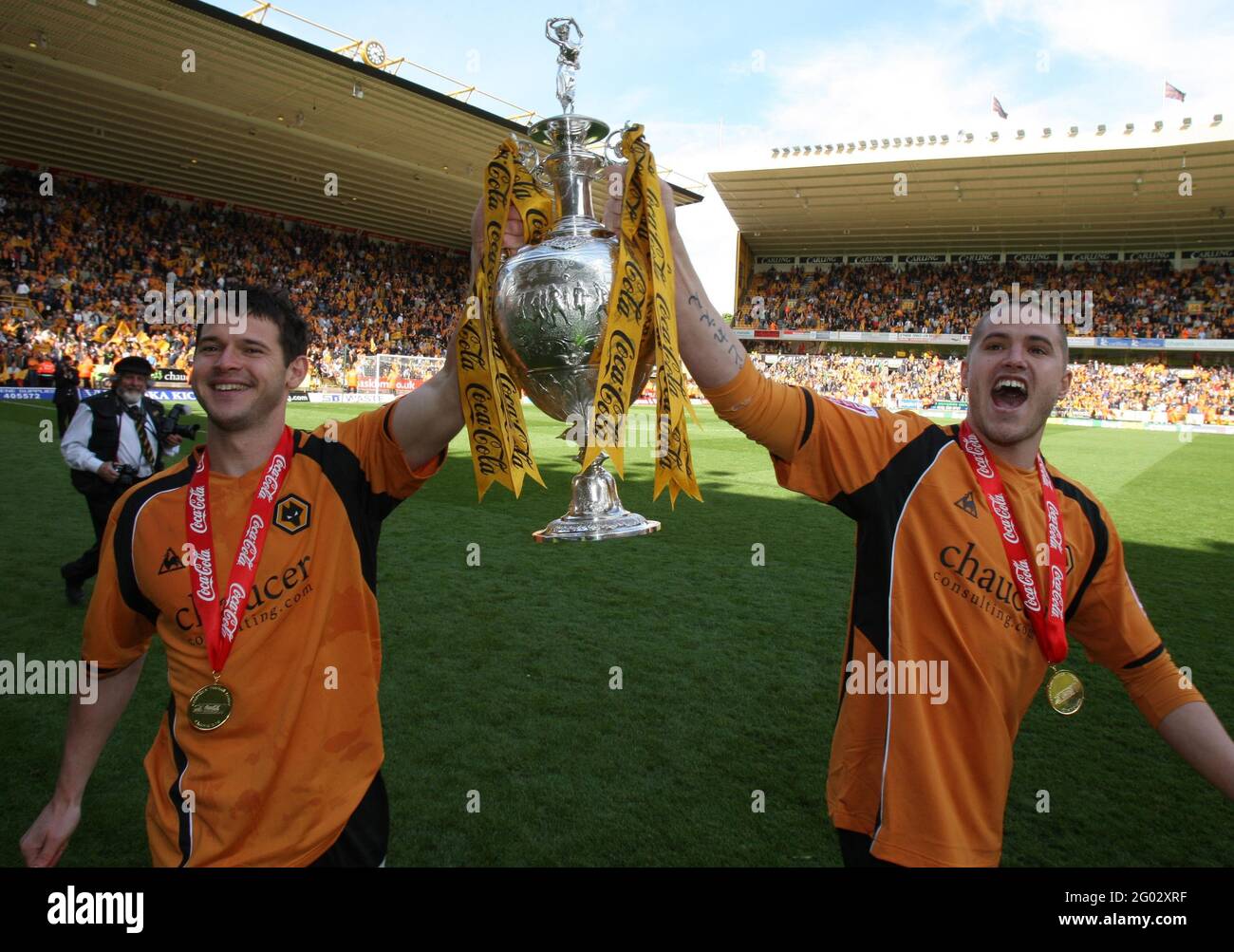 Foto del archivo fechada 03-05-2009 de Matt Jarvis (izquierda) de Wolverhampton Wanderers y Michael Kihtly con el Trofeo del Campeonato de la Liga de Fútbol. Fecha de emisión: Lunes 31 de mayo de 2021. Foto de stock