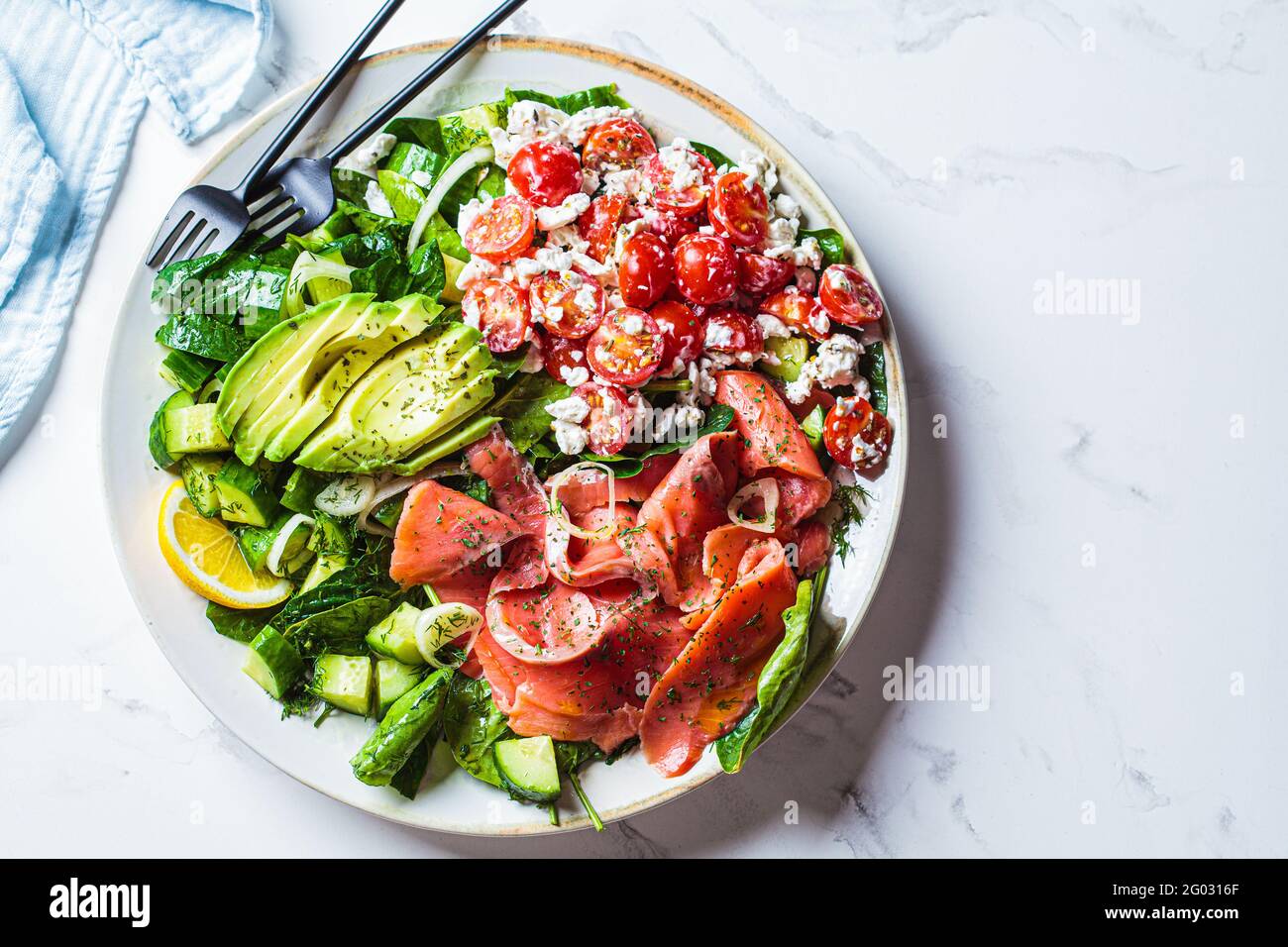 Ensalada de pescado (salmón ahumado) con aguacate, tomate, pepino y  cebolla. Keto receta dieta, cocina mediterránea Fotografía de stock - Alamy