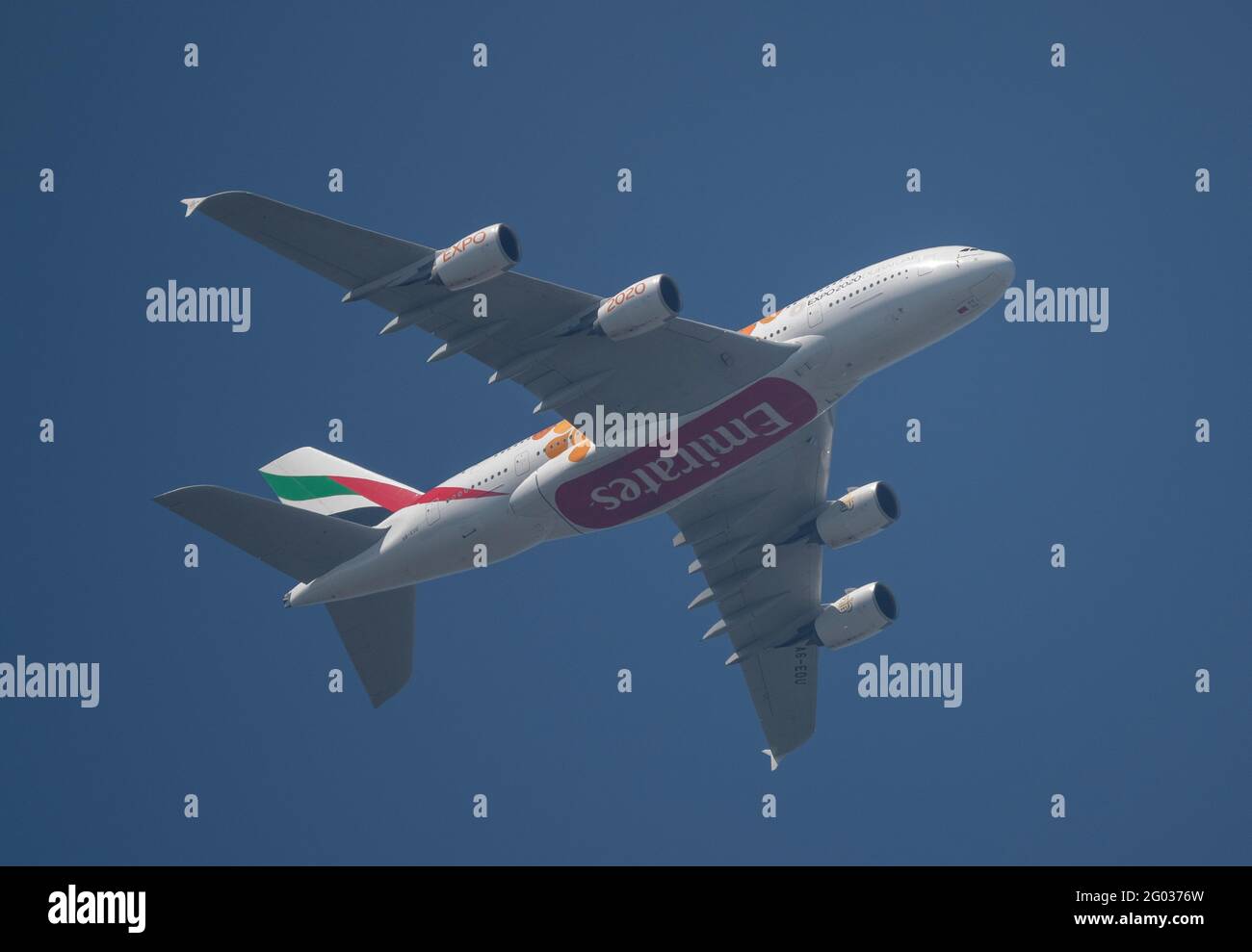 Londres, Reino Unido. 31 de mayo de 2021. Un Airbus A380 de Emirates en la Expo 2020 Opportunity Livery sale de Londres Heathrow de camino a Dubai. El aumento del tráfico aéreo hacia Heathrow, ya que el cierre de Covid disminuye, ve a este gran cuerpo volar de vuelta a la capital con más frecuencia. Crédito: Malcolm Park/Alamy Live News. Foto de stock