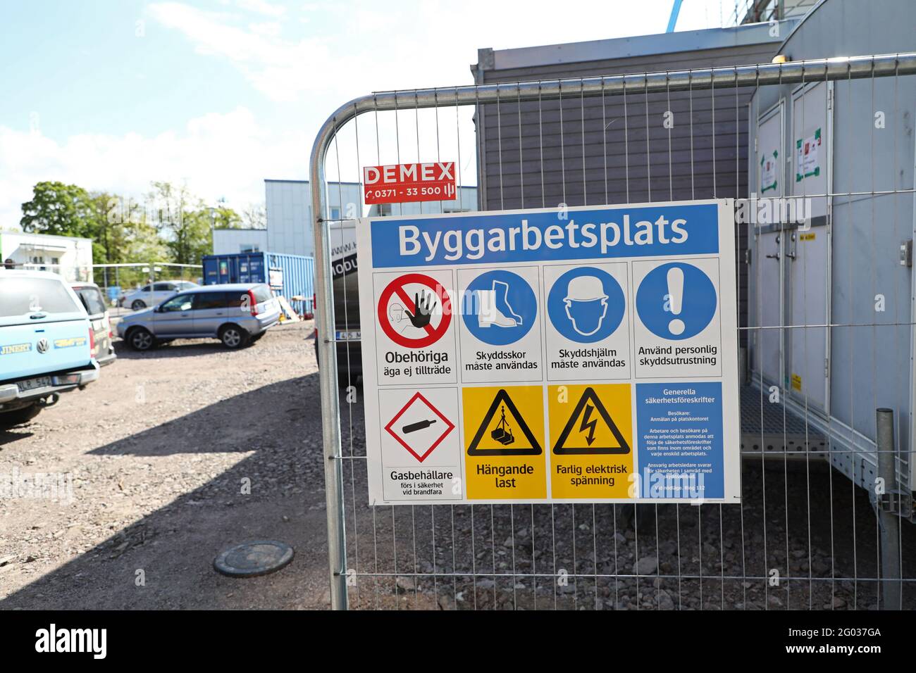Señales de advertencia y seguridad en un lugar de construcción