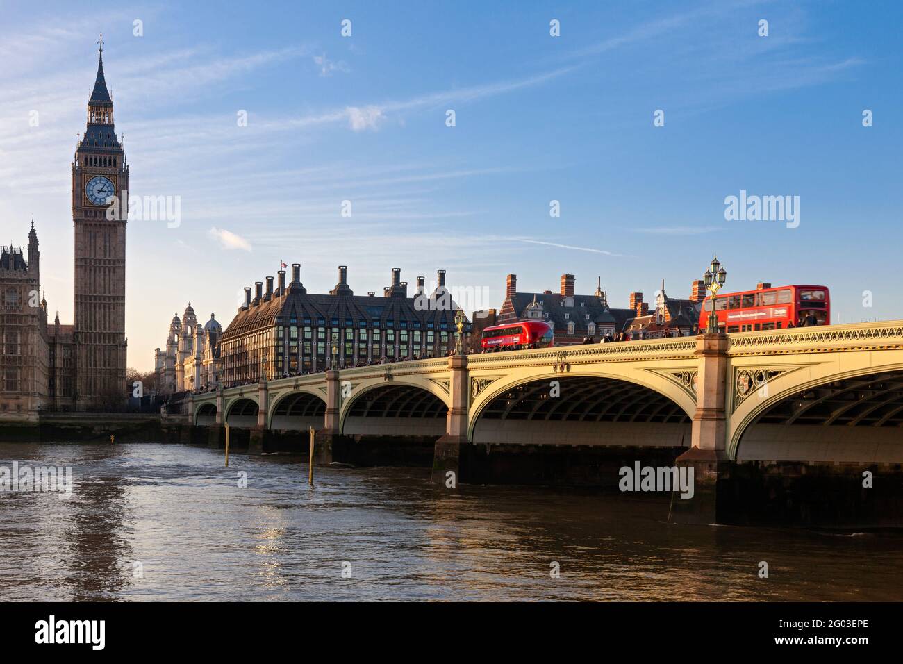 Reino Unido, Inglaterra, Londres, Westminster Bridge y Casas del Parlamento (Palacio de Westminster) Foto de stock