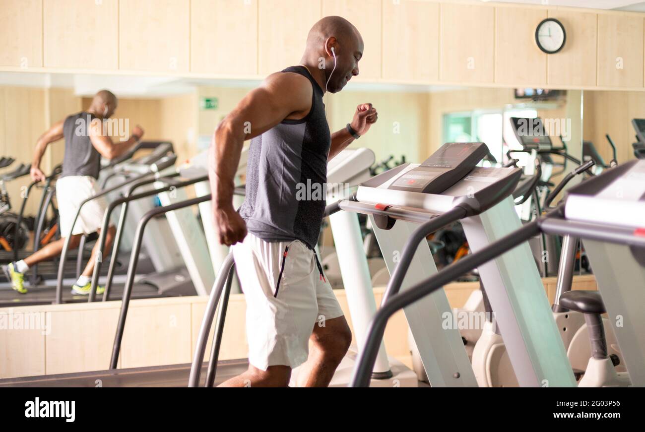Hombre negro joven haciendo cardio en el gimnasio. Espacio para texto. Foto de stock