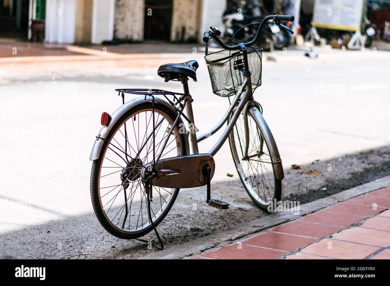 La bicicleta como medio de transporte alternativo y seguro en la ciudad  para combatir la pandemia Fotografía de stock - Alamy
