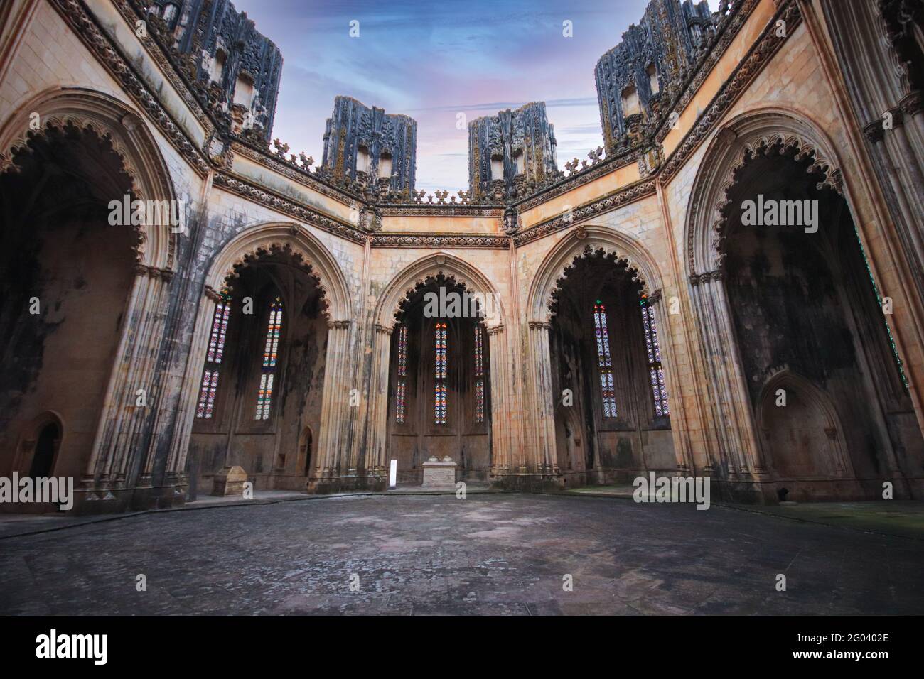Capillas medievales antiguas, capillas imperfectas Monasterio de Batalha en Portugal Foto de stock