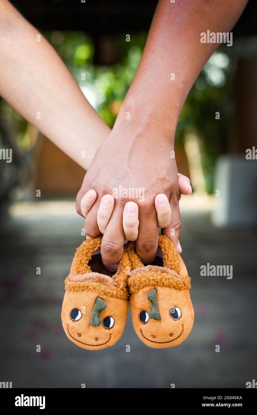 Zapatos para recién nacidos, concepto o ideas para sesiones de embarazo o de  recién nacido Fotografía de stock - Alamy