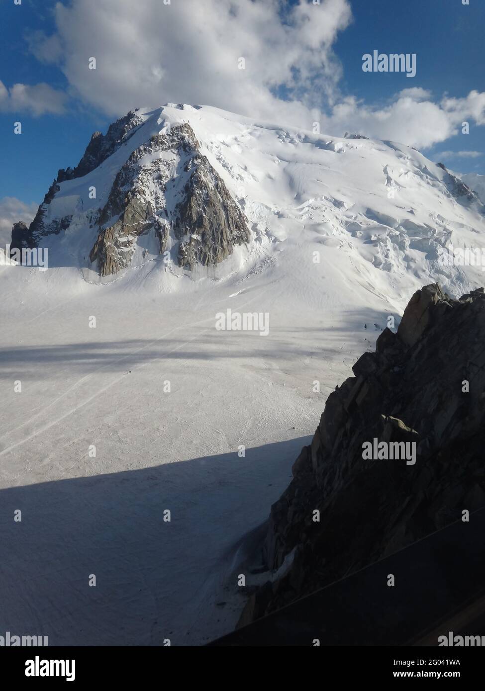 CHAMONIX, FRANCIA - 12 de agosto de 2012: Chamonix-Mont-Blanc / Aiguille du Midi Foto de stock