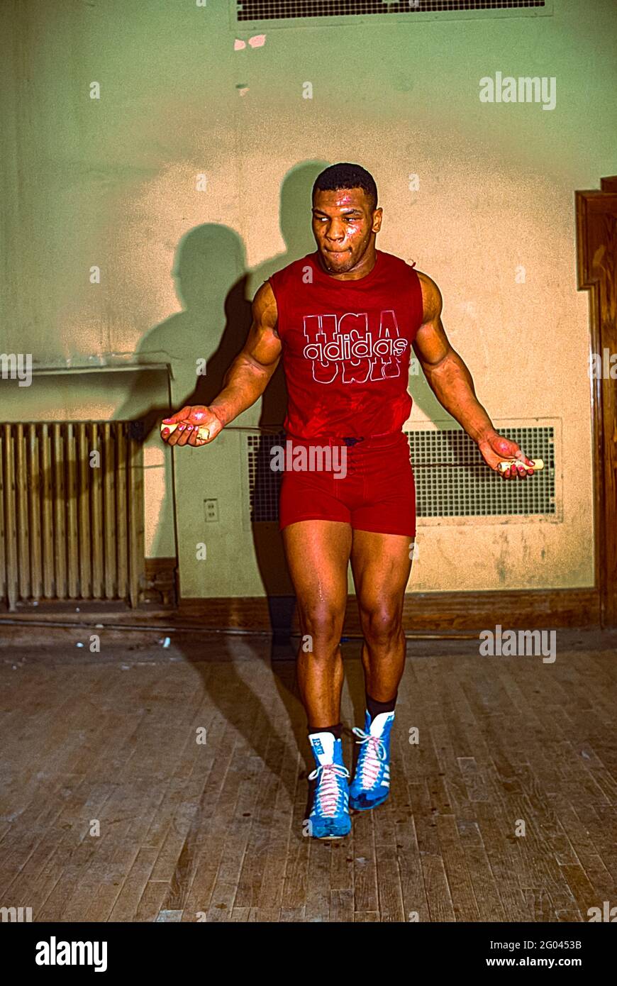 Mike Tyson entrenando en el gimnasio de Cus D'Amato en Catskill, NY en 1986  Fotografía de stock - Alamy
