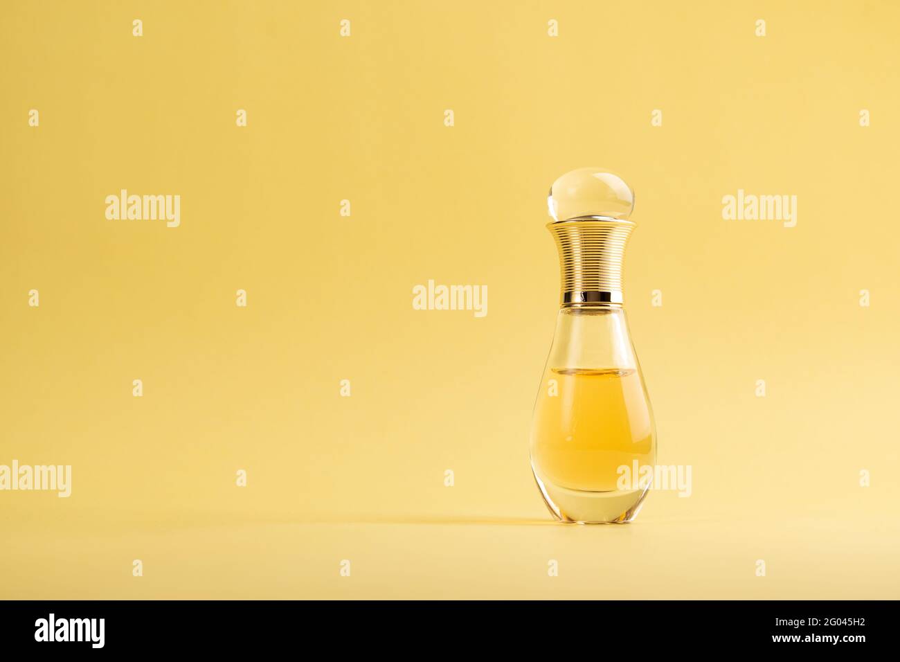 PARÍS, FRANCIA - 15 de mayo de 2021: Perfume de Dior sobre el fondo  amarillo/dorado. Bonito diseño y fragancia femenina para mujer Fotografía  de stock - Alamy