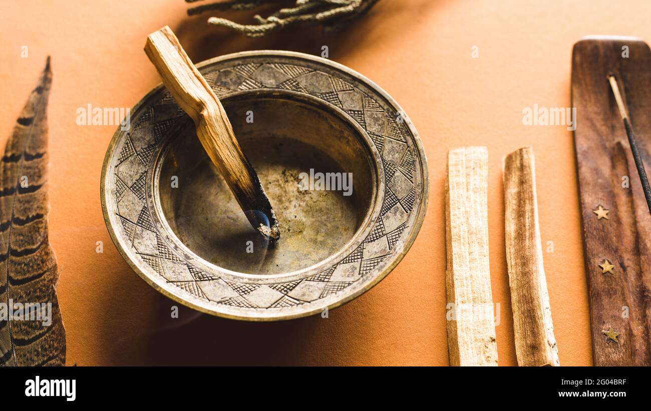 Palo santo stick smoldering en soporte sobre mesa de madera Fotografía de  stock - Alamy