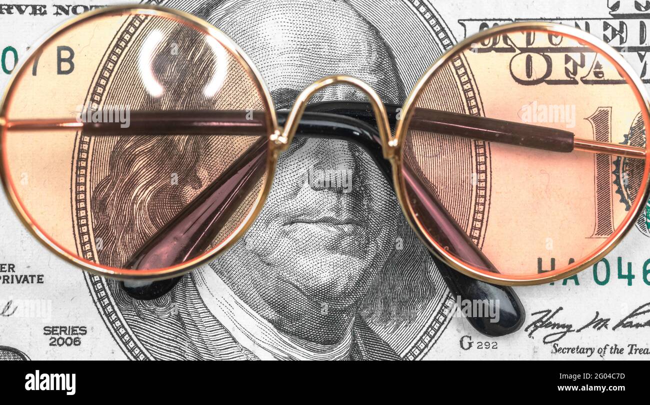 Kharkov, Ucrania - 28 de mayo de 2021: Benjamin Franklin con gafas de moda,  foto con cara en billete de dólar con glamurosas gafas rosadas Fotografía  de stock - Alamy