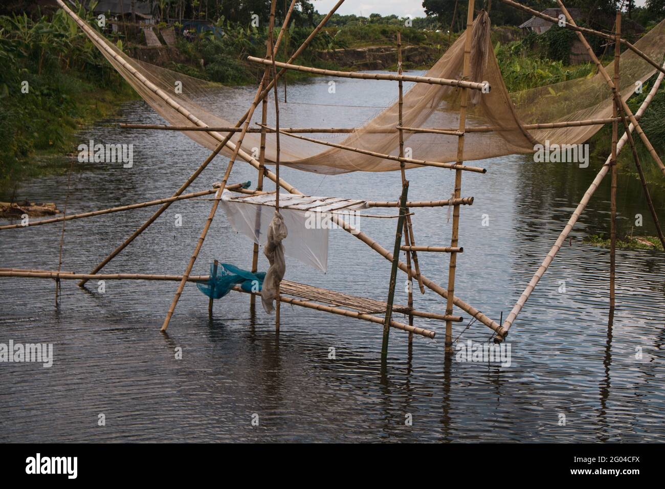 Una hermosa vista del río de Bangladesh. El nombre del río es Chatra. Los pescadores pescan en el río para obtener redes. Foto de stock