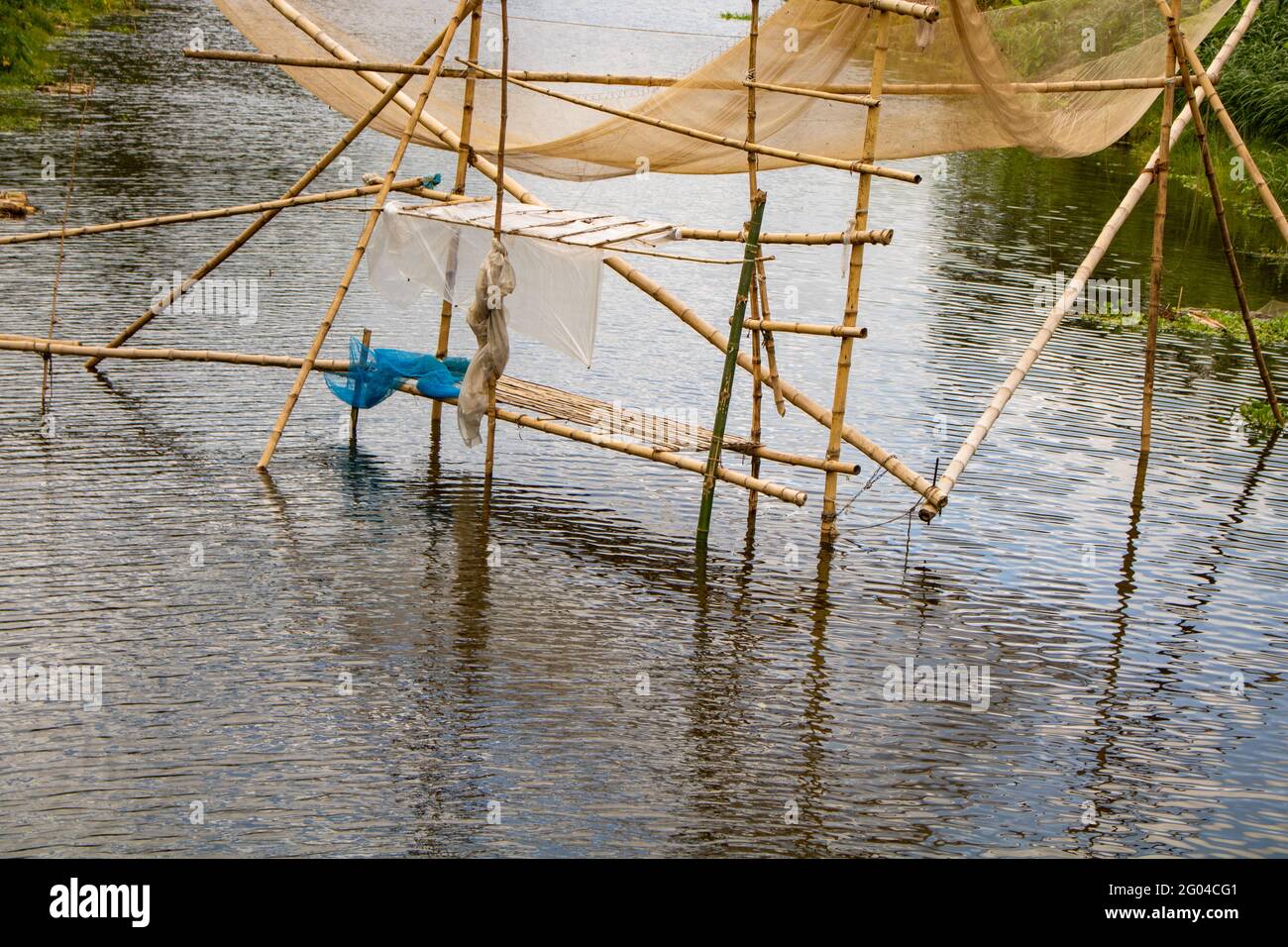 Redes de pesca de bambú. Una hermosa vista del río de Bangladesh. Los pescadores pescan en el río para obtener redes. Foto de stock