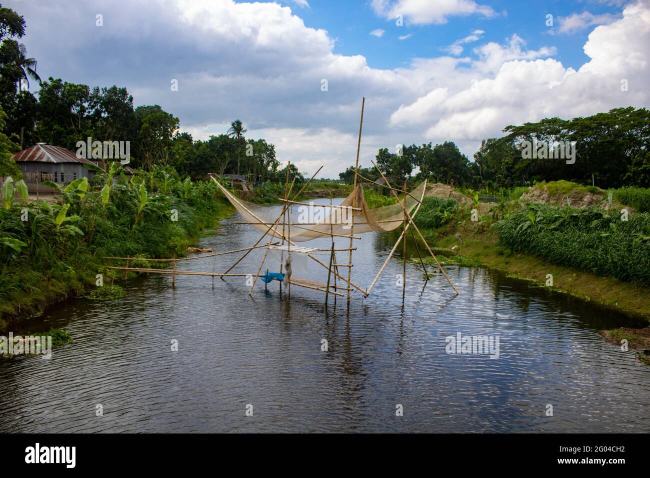 Redes de pesca de bambú. Una hermosa vista del río de Bangladesh. Los pescadores pescan en el río para obtener redes. Foto de stock