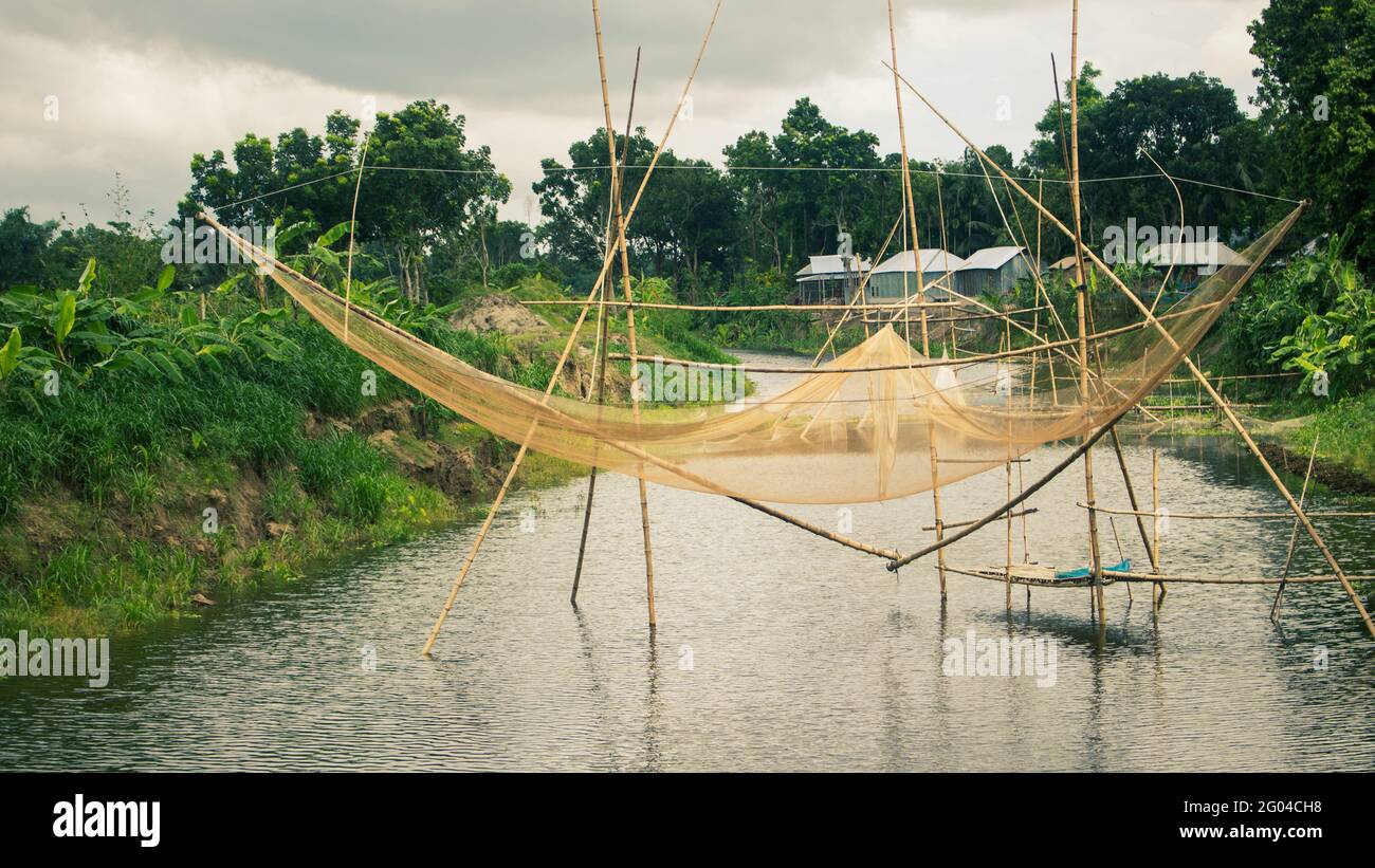 Una hermosa vista del río de Bangladesh. Los pescadores pescan en el río para obtener redes. Foto de stock