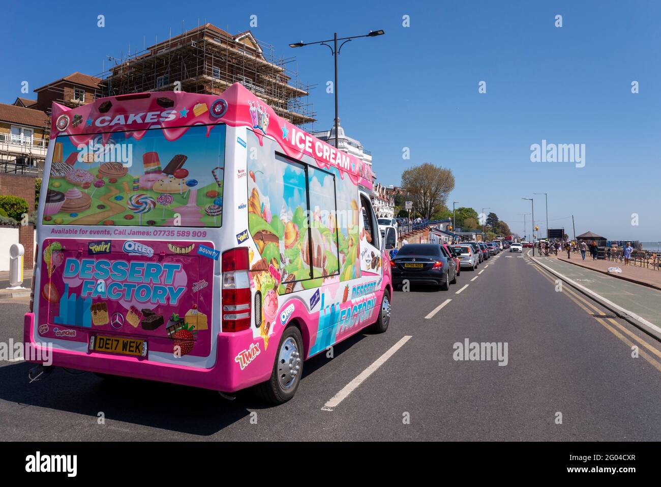 La furgoneta de helados se quedó atascada en la cola de tráfico a finales de mayo del lunes de vacaciones en Southend on Sea, Essex, Reino Unido, con un clima soleado y brillante. Visitantes que se dirigen Foto de stock