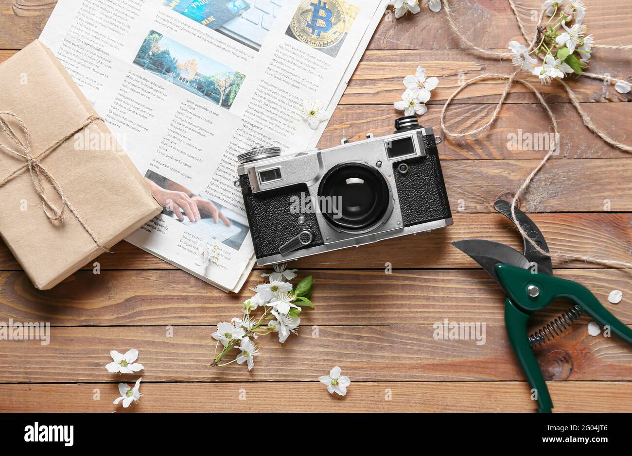 Hermosas ramas en flor, caja de regalo y cámara fotográfica sobre fondo de  madera Fotografía de stock - Alamy