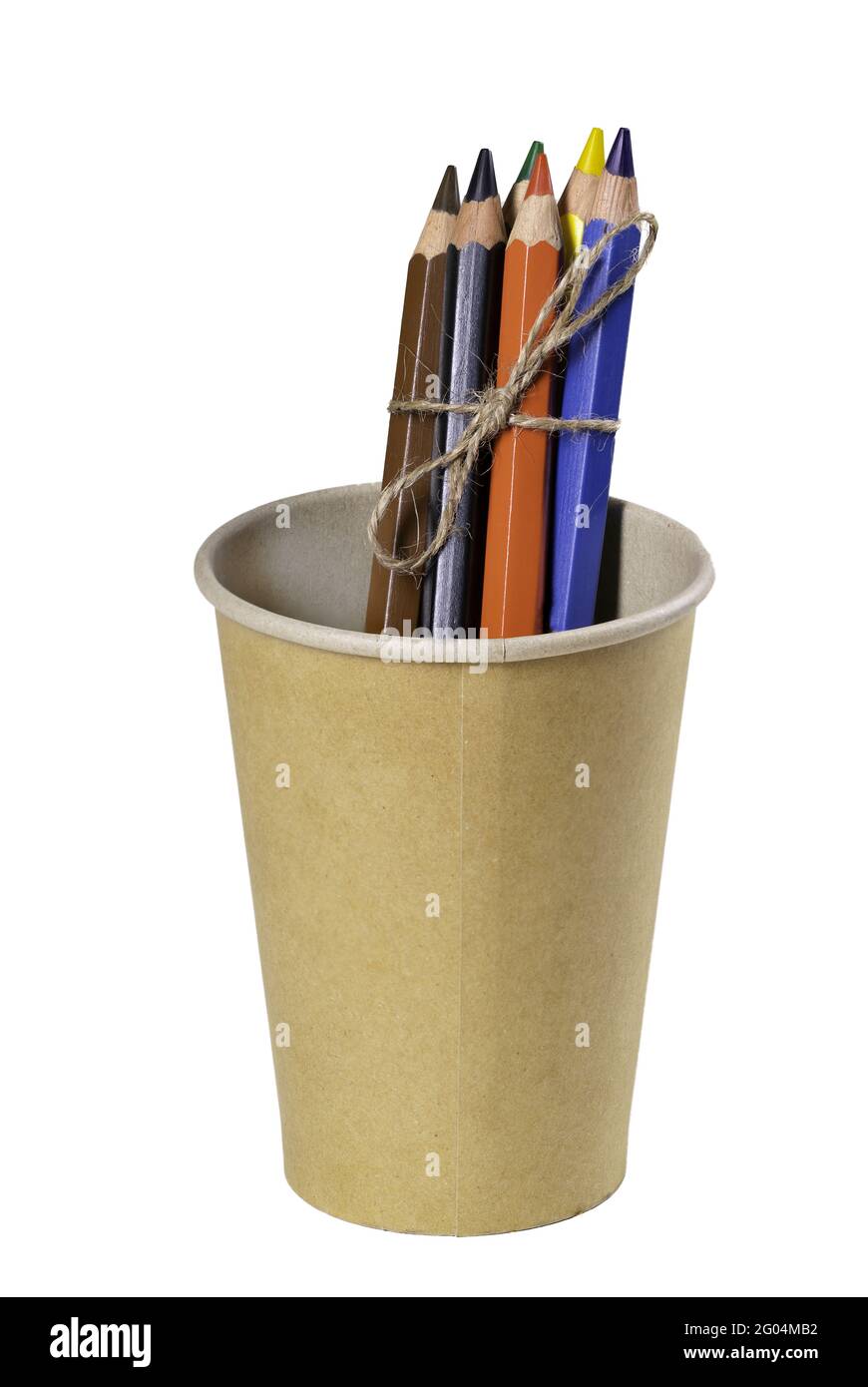 Vaso de papel con lápices de colores para dibujar dibujos. Accesorios para  la creación de obras de arte. Fondo aislado Fotografía de stock - Alamy